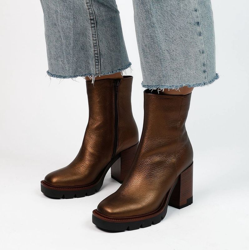 Manfield - Dames - Bronskleurige Enkellaarsjes - Leer - Blokhak 8 cm