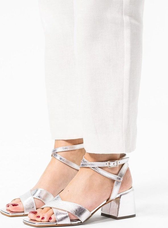 Manfield - Dames - Zilveren leren sandalen met hak