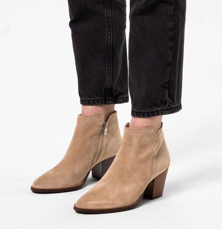 Manfield - Dames - Beige suède enkellaarsjes met hak - Maat 41