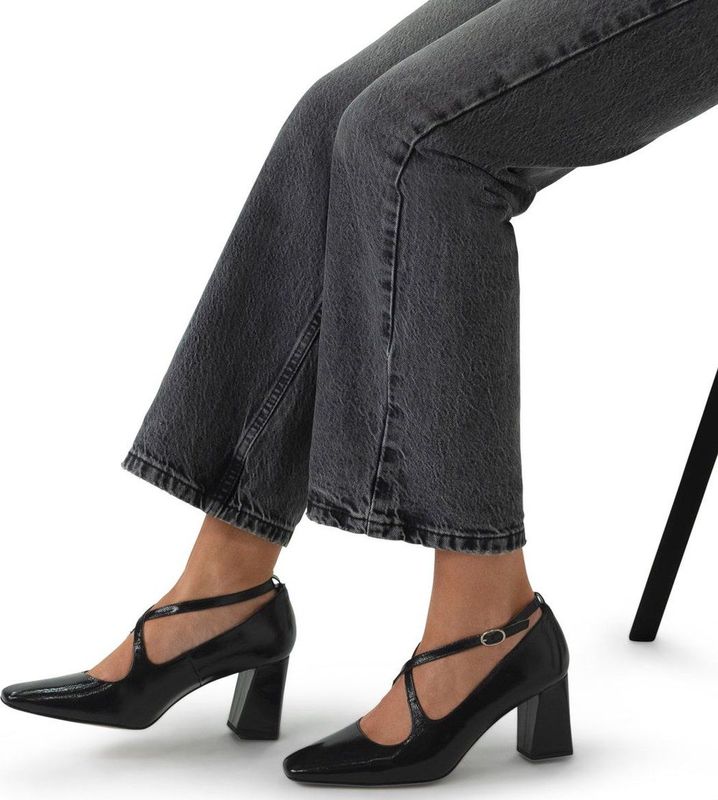 Manfield - Zwarte Lakleren Pumps - Gekruiste Gespsluiting - Blokhak 7 cm