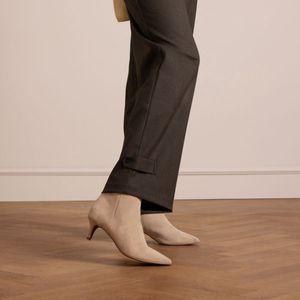 Beige suède enkellaarsjes met hak