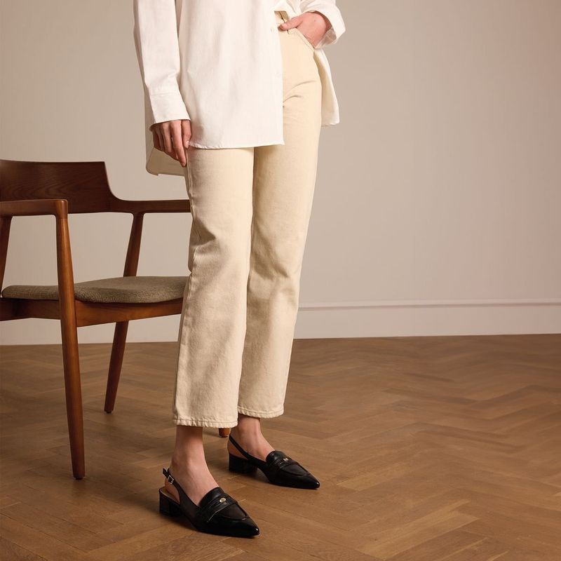 Manfield - Slingback Pumps - Zwart - Leer - Enkelbandje - Spitse Neus