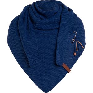 Knit Factory Coco Gebreide Omslagdoek - Driehoek Sjaal Dames - Dames sjaal - Wintersjaal - Stola - Wollen sjaal - Donkerblauwe sjaal - Kings Blue - 190x85 cm - Inclusief sierspeld