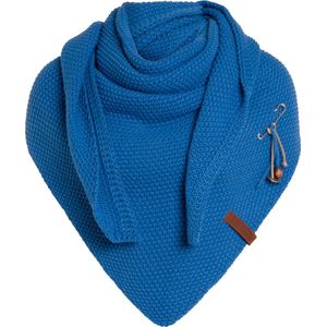 Knit Factory - Coco Gebreide Omslagdoek - Driehoek Sjaal Dames - Dames sjaal - Wintersjaal - Stola - Wollen sjaal - Blauwe sjaal - Cobalt - 190x85 cm - Inclusief sierspeld