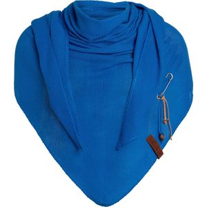 Knit Factory Lola Gebreide Omslagdoek - Driehoek Sjaal Dames - Katoenen sjaal - Luchtige Sjaal voor de lente, zomer en herfst - Stola - Cobalt - 190x85 cm - Inclusief sierspeld