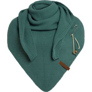 Knit Factory Coco Gebreide Omslagdoek - Driehoek Sjaal Dames - Dames sjaal - Wintersjaal - Stola - Wollen sjaal - Groene sjaal - Laurel - 190x85 cm - Inclusief sierspeld