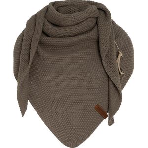 Knit Factory - Coco Gebreide Omslagdoek - Driehoek Sjaal Dames - Dames sjaal - Wintersjaal - Stola - Wollen sjaal - Bruine sjaal - Cappuccino - 190x85 cm - Inclusief sierspeld