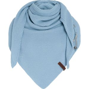 Knit Factory Coco Gebreide Omslagdoek - Driehoek Sjaal Dames - Dames sjaal - Wintersjaal - Stola - Wollen sjaal - Lichtblauwe sjaal - Celeste - 190x85 cm - Inclusief sierspeld