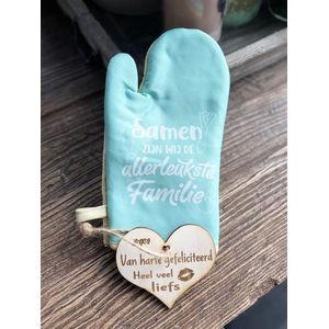 Ovenhandschoen met de tekst `Samen zijn wij de allerleukste familie`+ hartje Liefs