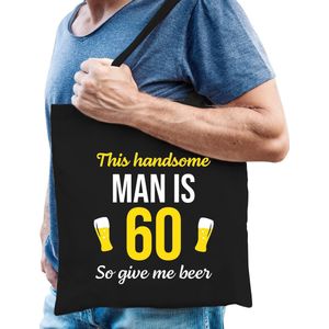 Verjaardag tas 60 jaar - this handsome man is 60 give beer - zwart - heren - zestig cadeau tasje