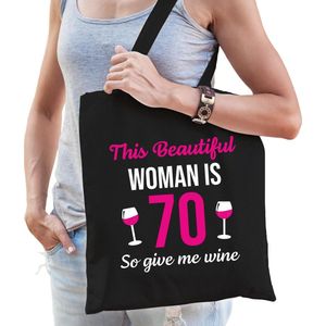 Verjaardag tas 70 jaar - this beautiful woman is 70 give wine - zwart - dames - zeventig cadeau tasje