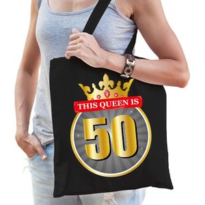 This Queen is 50 verjaardag cadeau tas zwart voor dames - Sarah / 50 jaar - Feest Boodschappentassen