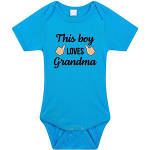 This boy loves grandma tekst baby rompertje blauw jongens - Cadeau oma - Babykleding 56