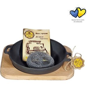 MAYSTERNYA Gietijzeren Serveer Pan - ø 20 x 4 cm - Inclusief Houten Serveerplank - BBQ Accessoires - Borrelplank - Tapasplank - BBQ Pannen - Hapjespan - Cadeau Kookfanaten - Braden - Gietijzer - Barbecue - PFAS vrij - Cadeau - Zwart