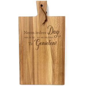 Stoer landelijk snijplankje-borrelplankje met tekst gravure QUOTE: NEEM IEDERE DAG EVEN DE TIJD OM VAN IETS KLEINS TE GENIETEN. Cadeau-verjaardag-bedankje. Het formaat is 20x30cm excl. handvat.