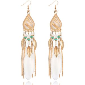 Bohemian oorhangers met witte veren en kraaltjes 135 mm