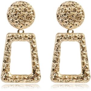 Dames oorbellen of oorhangers goud rond en rechthoekig