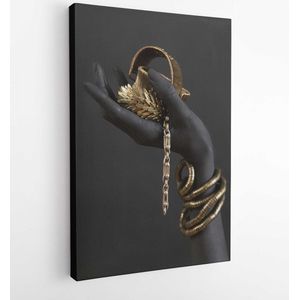 De hand van de zwarte vrouw met gouden juwelen. Oosterse armbanden op een zwart geschilderde hand. Gouden juwelen en luxetoebehoren op zwarte close-up als achtergrond. High Fashion art concept – Modern Art Canvas – Verticaal – 1295428387