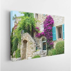 Levendige groene klimop en paarse bloemen groeien over een middeleeuws stenen gebouw in Frankrijk.- Modern Art Canvas - Horizontaal - 1406601515 - 50*40 Horizontal