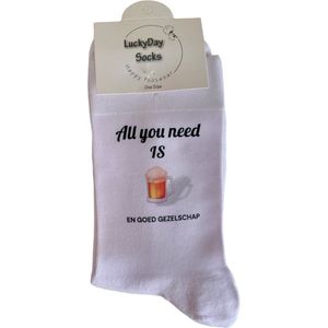 All you need is Bier - Alcohol - Love - Hou van je - Verjaardag - Valentijns cadeau - Sokken met tekst - Witte sokken - Cadeau voor vrouw en man - Kado - Sokken - Verjaardags cadeau voor hem en haar - Verliefd - Vaderdag - Moederdag - LuckyDay Socks