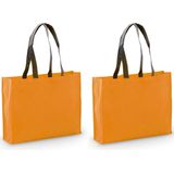 2x stuks draagtassen/goodie-bag/schoudertassen/boodschappentassen in de kleur oranje 40 x 32 x 11 cm