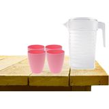 Set van 1x waterkan met deksel 1L met 4x drinkbekers kunststof roze