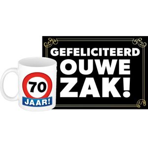 Verjaardag cadeau mok/beker 70 jaar print 300 ml + A5-size wenskaart ouwe zak