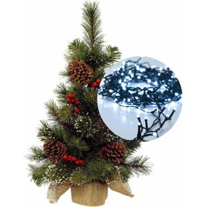 Kerstboom met dennenappels en een rode bloem | Gratis Foto