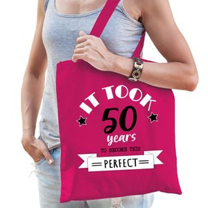 Cadeau tas voor dames - 50 en perfect - fuchsia roze - katoen - 42 x 38 cm - vijftig/Sarah - shopper - Feest Boodschappentassen