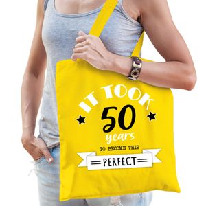 Cadeau tas voor dames - 50 en perfect - geel - katoen - 42 x 38 cm - vijftig/Sarah - shopper - Feest Boodschappentassen