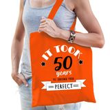 Bellatio Decorations cadeau tas dames - 50 en perfect - oranje - katoen - 42 x 38 cm - vijftig/Sarah