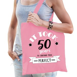 Cadeau tas voor dames - 50 en perfect - roze - katoen - 42 x 38 cm - vijftig/Sarah - shopper - Feest Boodschappentassen