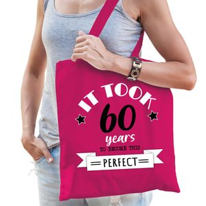 Bellatio Decorations cadeau tas dames - 60 en perfect - fuchsia roze - katoen - 42 x 38 cm - zestig