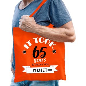 Cadeau tas voor heren - 65 en perfect - oranje - katoen - 42 x 38 cm - vijfenzestig - shopper - Feest Boodschappentassen