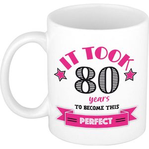 Bellatio Decorations Verjaardag cadeau mok 80 jaar - roze - grappig - 300 ml - keramiek