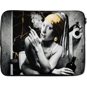 Laptophoes 17 inch - Marmer printlook - Meisje met de parel - Sigaretten - Toilet - Goud - Kunst - Oude meesters - Laptop sleeve - Binnenmaat 42,5x30 cm - Zwarte achterkant