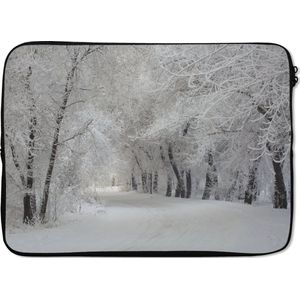 Laptophoes 14 inch - Bomen - Sneeuw - Winter - Laptop sleeve - Binnenmaat 34x23,5 cm - Zwarte achterkant