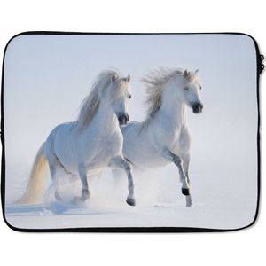 Laptophoes 15.6 inch - Winter - Paarden - Sneeuw - Laptop sleeve - Binnenmaat 39,5x29,5 cm - Zwarte achterkant