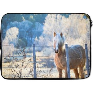 Laptophoes 13 inch - Paard - Winter - Sneeuw - Laptop sleeve - Binnenmaat 32x22,5 cm - Zwarte achterkant