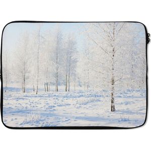 Laptophoes 14 inch - Sneeuw - Bomen - Winter - Laptop sleeve - Binnenmaat 34x23,5 cm - Zwarte achterkant