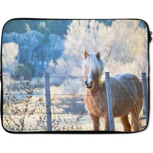 Laptophoes 17 inch - Paard - Winter - Sneeuw - Laptop sleeve - Binnenmaat 42,5x30 cm - Zwarte achterkant