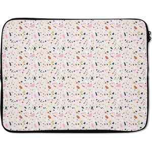 Laptophoes 17 inch - Klei - Patroon - Terazzo - Laptop sleeve - Binnenmaat 42,5x30 cm - Zwarte achterkant