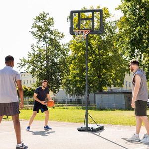 Basketbalstands zijn draagbaar vrijstaand.