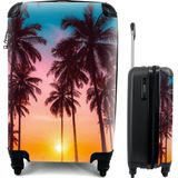 MuchoWow® Koffer - Palmboom - Zonsondergang - Horizon - Strand - Oranje - Roze - Past binnen 55x40x20 cm en 55x35x25 cm - Handbagage - Trolley - Fotokoffer - Cabin Size - Print