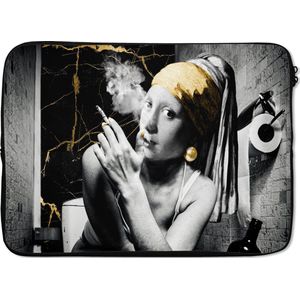 Laptophoes 13 inch - Marmer printlook - Meisje met de parel - Sigaretten - Toilet - Goud - Kunst - Oude meesters - Laptop sleeve - Binnenmaat 32x22,5 cm - Zwarte achterkant