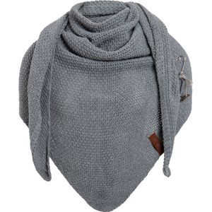 Knit Factory Coco Gebreide Omslagdoek - Driehoek Sjaal Dames - Dames sjaal - Wintersjaal - Stola - Wollen sjaal - Grijze sjaal - Med Grey - 190x85 cm - Inclusief sierspeld