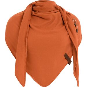 Knit Factory Lola Gebreide Omslagdoek - Driehoek Sjaal Dames - Katoenen sjaal - Luchtige Sjaal voor de lente, zomer en herfst - Stola - Baked Orange - 190x85 cm - Inclusief sierspeld