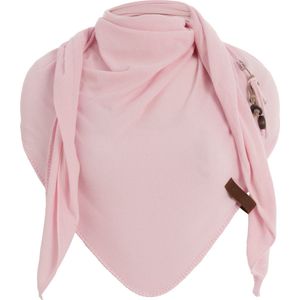 Knit Factory Lola Gebreide Omslagdoek - Driehoek Sjaal Dames - Katoenen sjaal - Luchtige Sjaal voor de lente, zomer en herfst - Stola - Pale Pink - 190x85 cm - Inclusief sierspeld