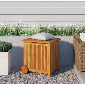 <p>Deze houten tuinbox biedt voldoende opbergruimte voor tuinmeubelkussens, speelgoed, tuingereedschap en al het andere dat je graag binnen handbereik wilt houden in je buitenruimte. Hij kan ook binnenshuis worden gebruikt.</p>
<p>Duurzaam materiaal: massief acaciahout is een prachtig, natuurlijk materiaal. Acaciahout is een tropisch hardhout dat stevig en duurzaam is.</p>
<p>Voldoende opbergruimte: dankzij de opbergruimte is het eenvoudig om dingen georganiseerd te houden. Hij is geschikt om je kussens, dekens, speelgoed en andere spullen in op te bergen.</p>
<p>Praktisch ontwerp: de waterbestendige binnenzak beschermt je spullen tegen vocht en stof. De tuinkussenbox is ook met de wielen en het handvat gemakkelijk te verplaatsen.</p>
<p>Opmerking: om de levensduur van je tuinmeubelen te verlengen, raden wij je aan om de meubelen met een waterbestendige hoes af te dekken.</p>
<p>Bij elk product wordt een montagehandleiding in de doos geleverd, voor eenvoudige montage.</p>
<ul>
  <li>Materiaal: massief acaciahout met olieafwerking</li>
  <li>Materiaal binnenzak: PE (polyetheen)</li>
  <li>Totale afmetingen box: 60 x 50 x 58 cm (B x D x H)</li>
  <li>Binnenafmetingen: 50 x 42 x 45 cm (B x D x H)</li>
</ul>