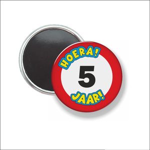 Button Met Magneet 58 MM - Hoera 5 Jaar - NIET VOOR KLEDING